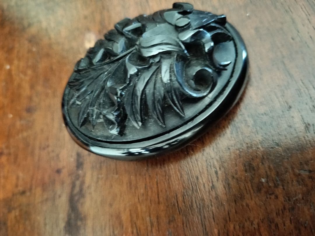 イギリスアンティークジェットのブローチ