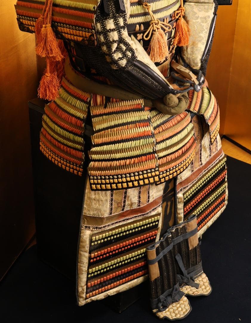 BY10　甲冑　具足　剣独鈷紋前立　黒胴当世素掛 緋縅　鎧櫃付き　等身大　武具