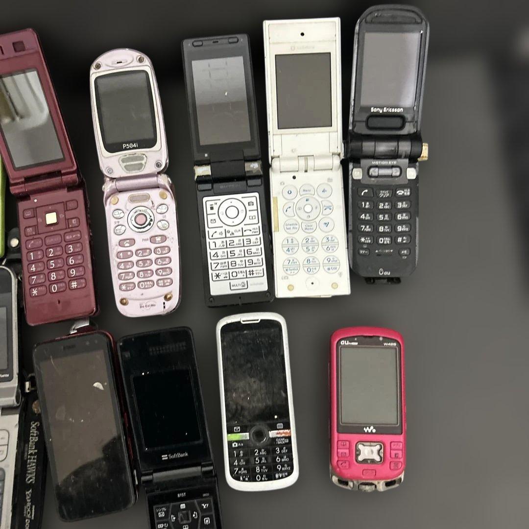 大量 携帯電話 ガラケー docomo/au 他 35台 ジャンク 部品取り