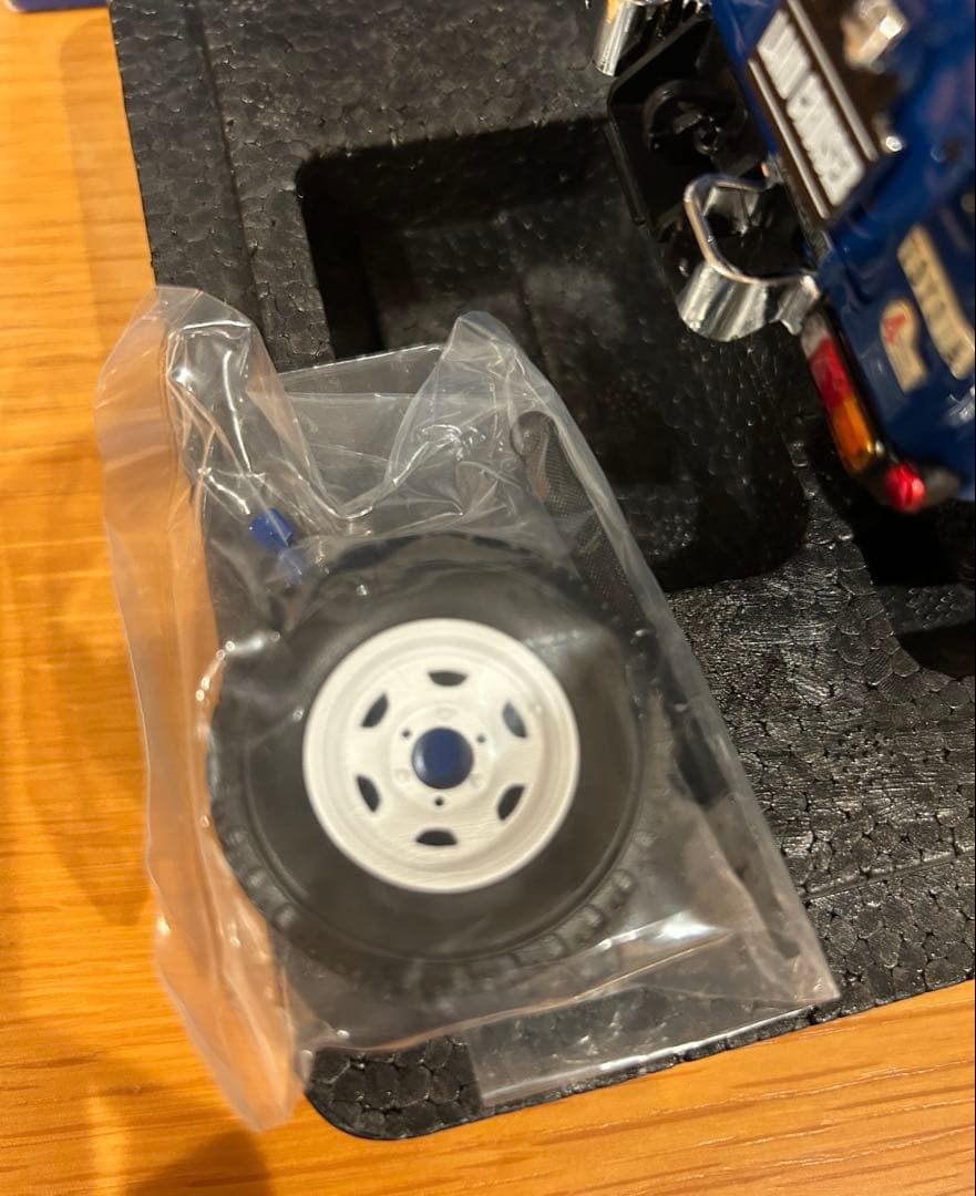 京商1/18スケール TOYOTAランドクルーザー40 青