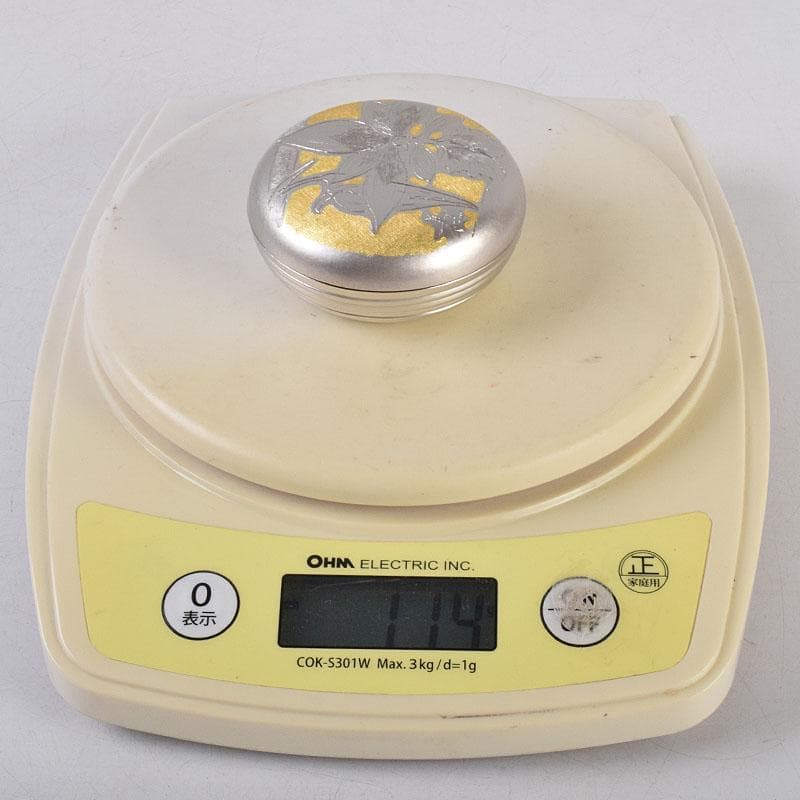 茶道具　帖佐美行作　銅地金銀鍍金　彫金香合　春蘭想　共箱　C　8579