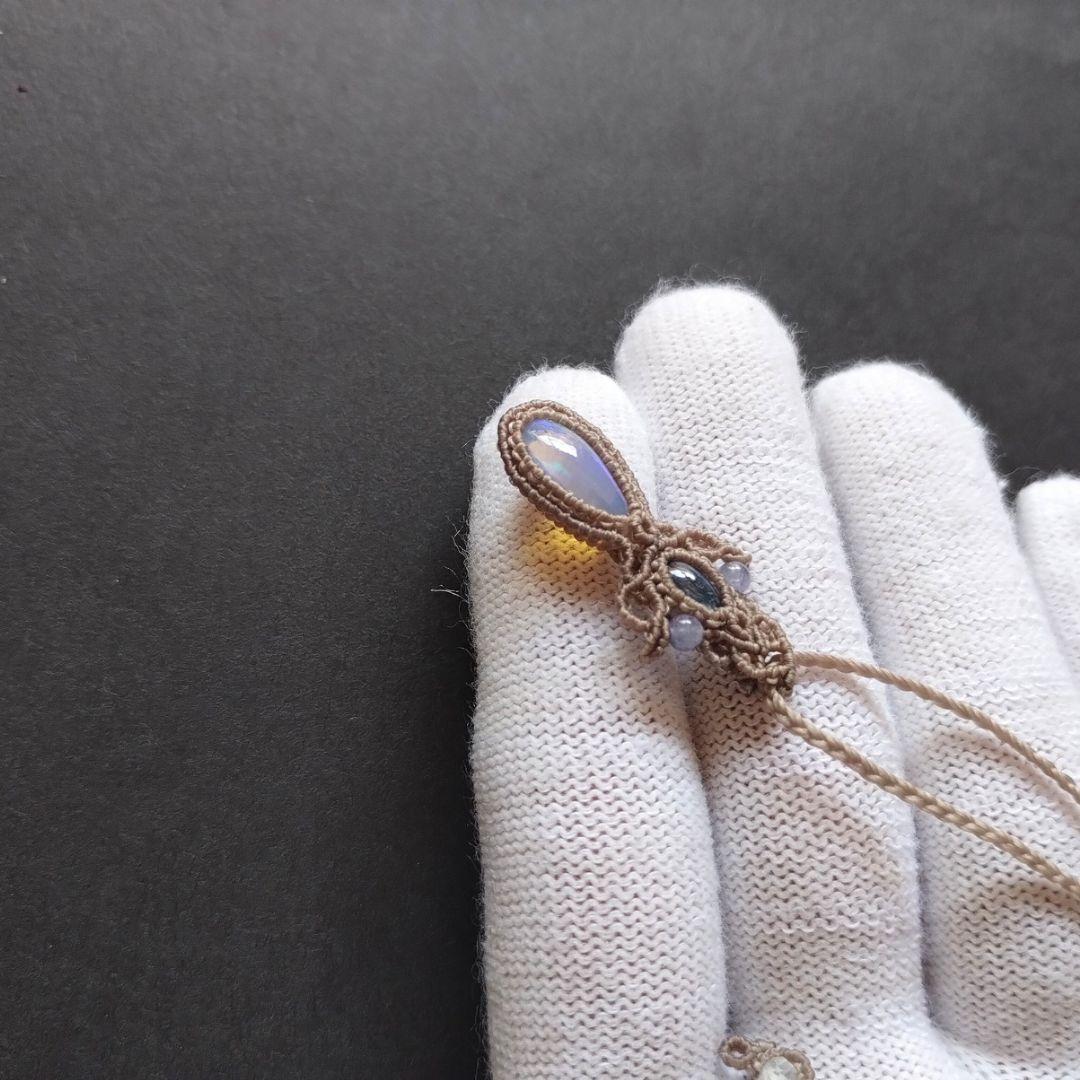 【あさ】オパール&サファイヤのマクラメ編みネックレス　ペンダント　天然石