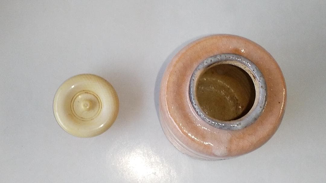 紅志野茶入 京玉欽 作 仕覆 松竹梅変わり市松 茶道具 共箱 美品 です。