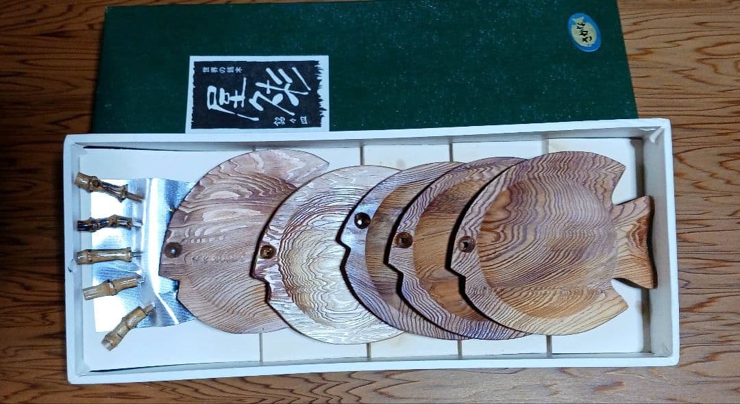 屋久杉木製酒器と皿のセット