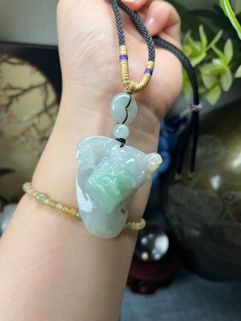 新入荷‼️御守り❣️天然A貨翡翠　希少の3色翡翠、開運龍神様の頭　鑑定書付き