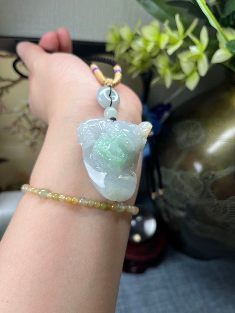 新入荷‼️御守り❣️天然A貨翡翠　希少の3色翡翠、開運龍神様の頭　鑑定書付き