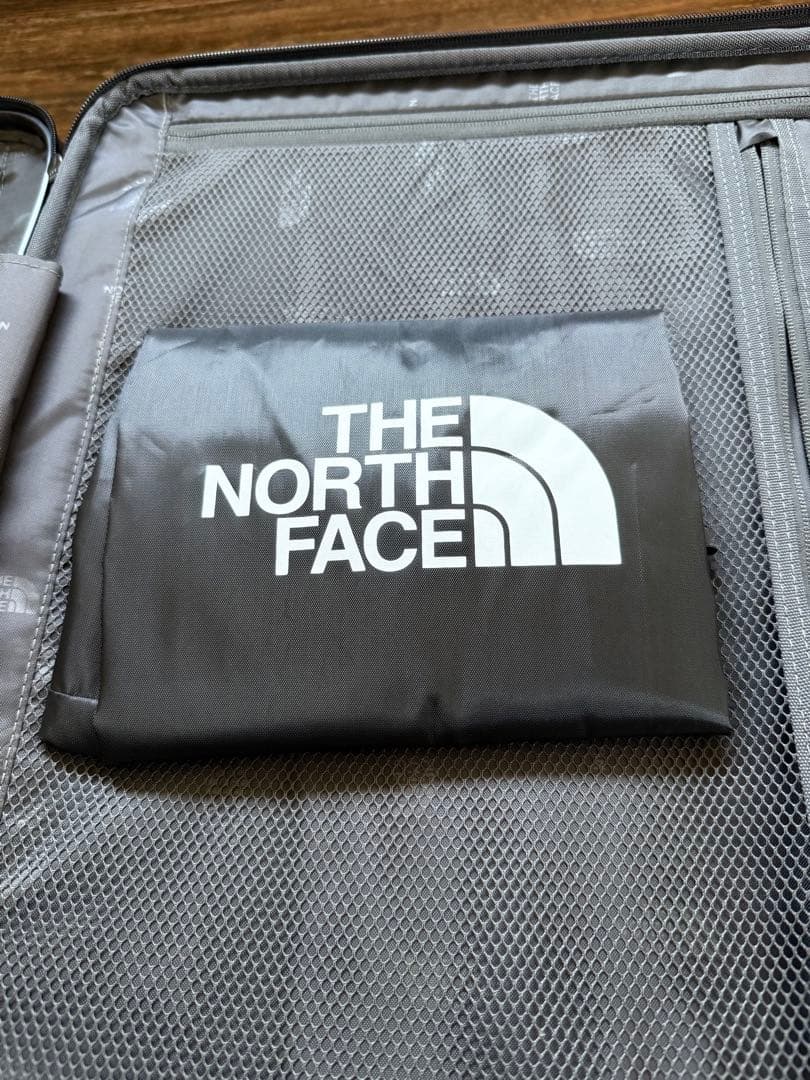 日本未発売　新品未使用　ザノースフェイス　キャリーケース　２４インチ　イエロー