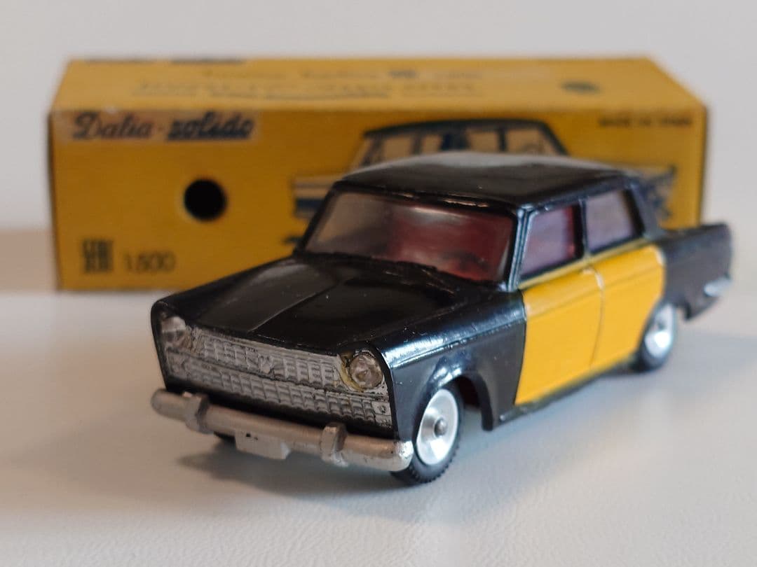 ミニカー Dalia Solido NO.8 SEAT 1500 NO.9 RENAULT