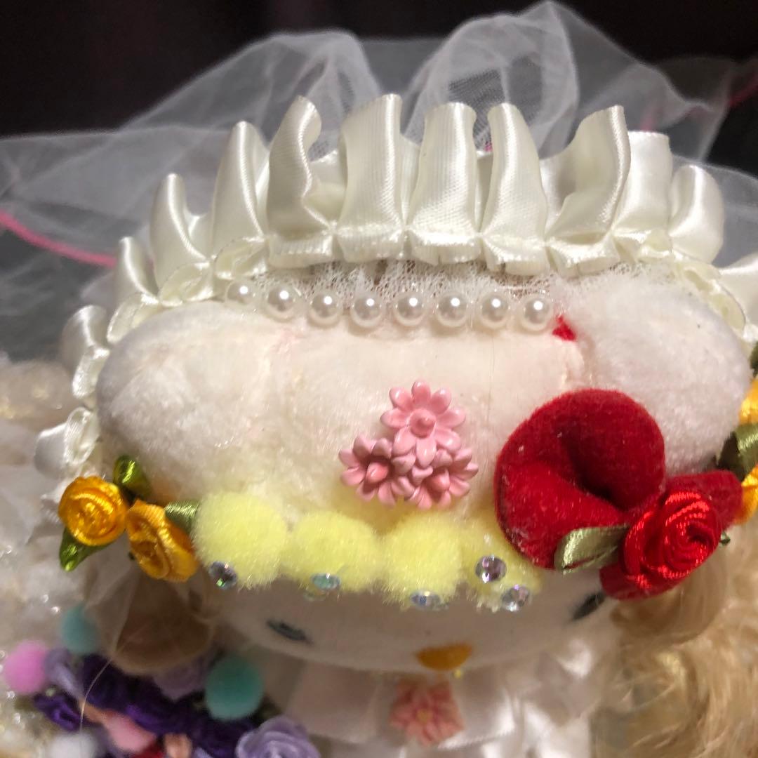 美しいウェディングドレスを着たハローキティ