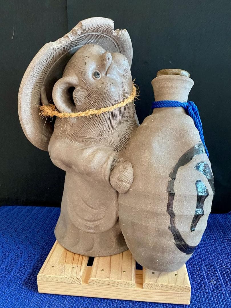 値下げ！【超レア・二六作】狸の酒瓶持ち陶器置物 在落款有 時代物 現品中古