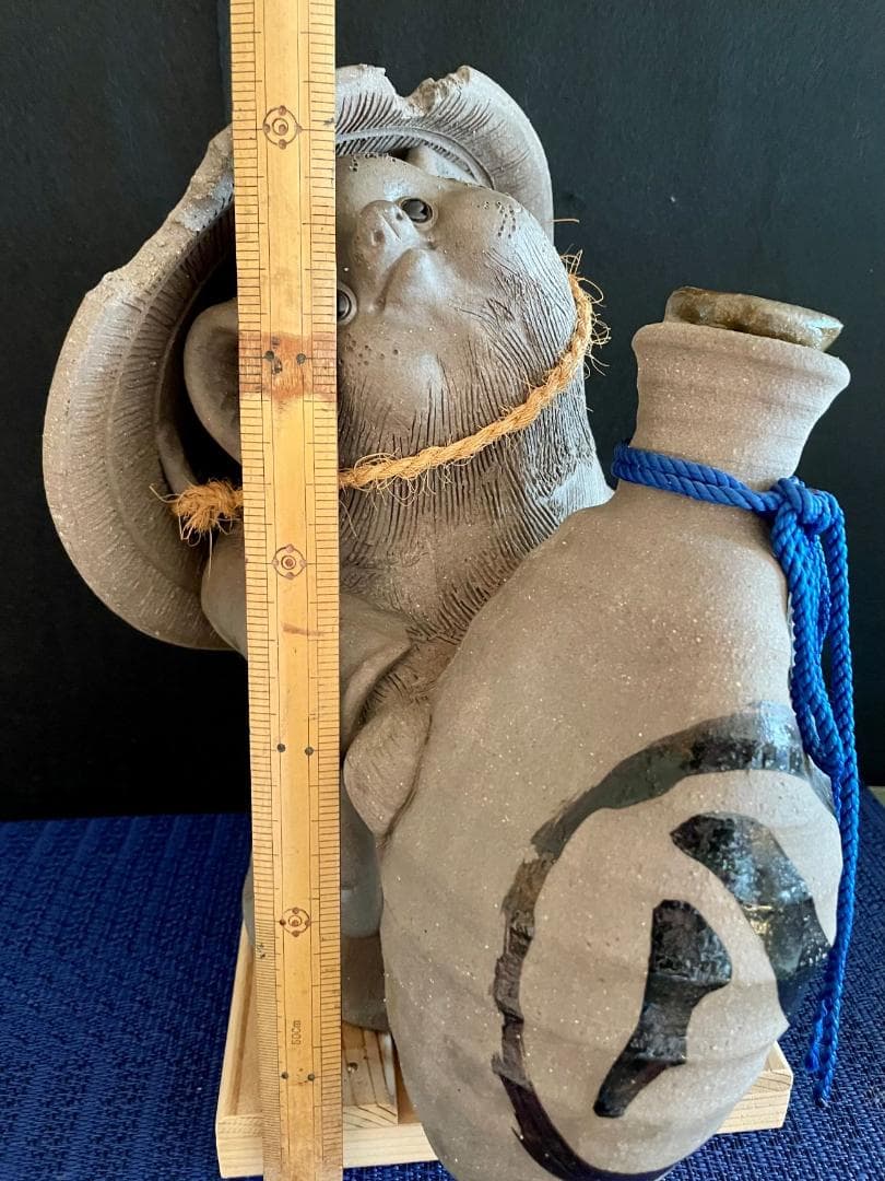 値下げ！【超レア・二六作】狸の酒瓶持ち陶器置物 在落款有 時代物 現品中古