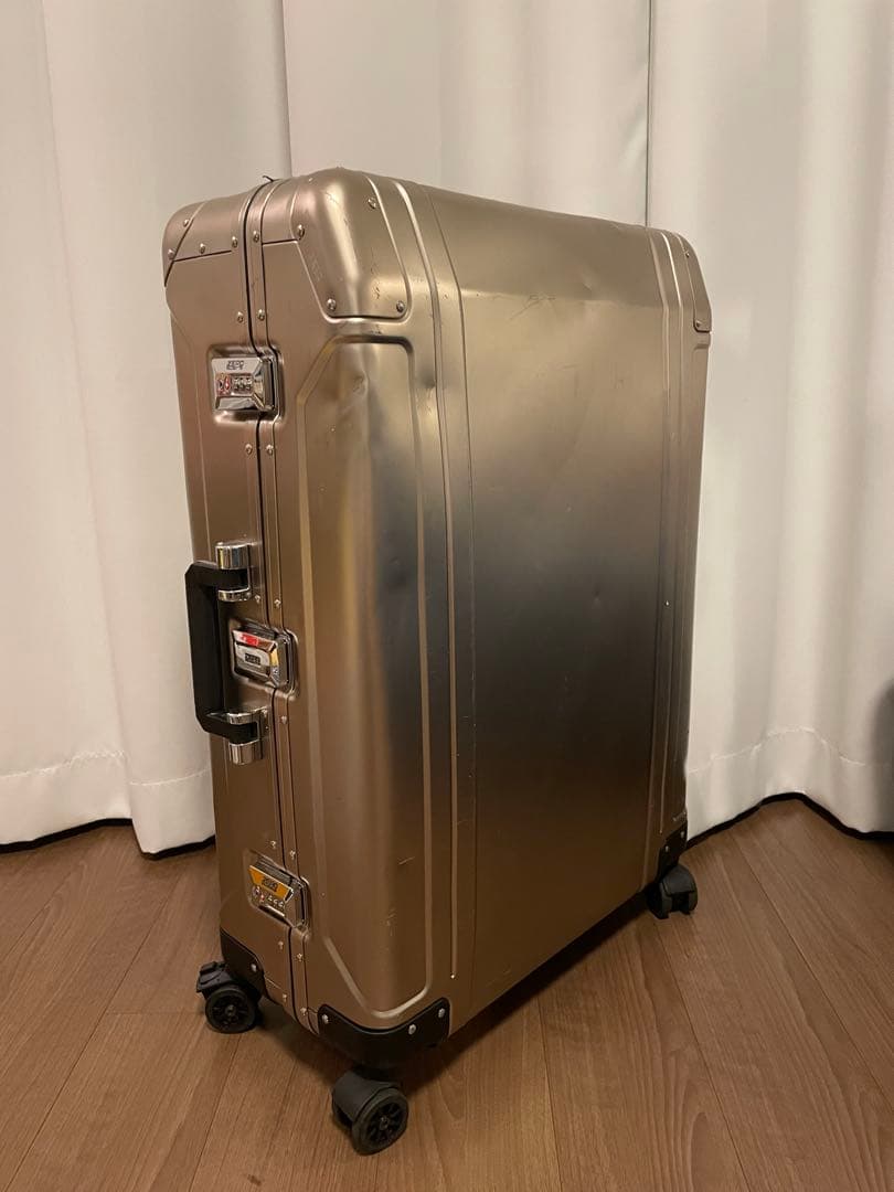 【限定】ZERO HALLIBURTON Geo アルミニウム 83Lブロンズ