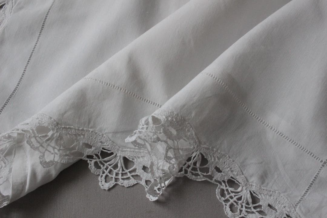 フランスアンティーク・クッションカバー \"J・C\"ドロンワーク/白糸刺繍