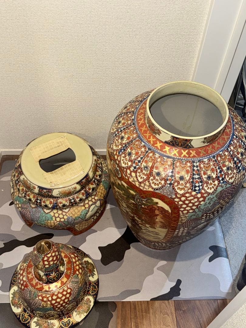 伝統工芸・総手描き古伊万里様式金欄手壺　インテリア装飾用の瓶