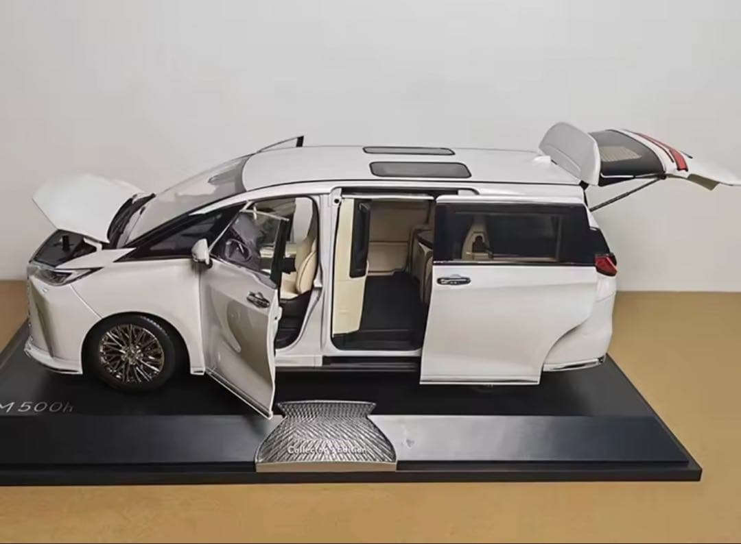 Lexus 1:18 ￼ダイキャスト￼LM500h ホワイトモデルミニカー