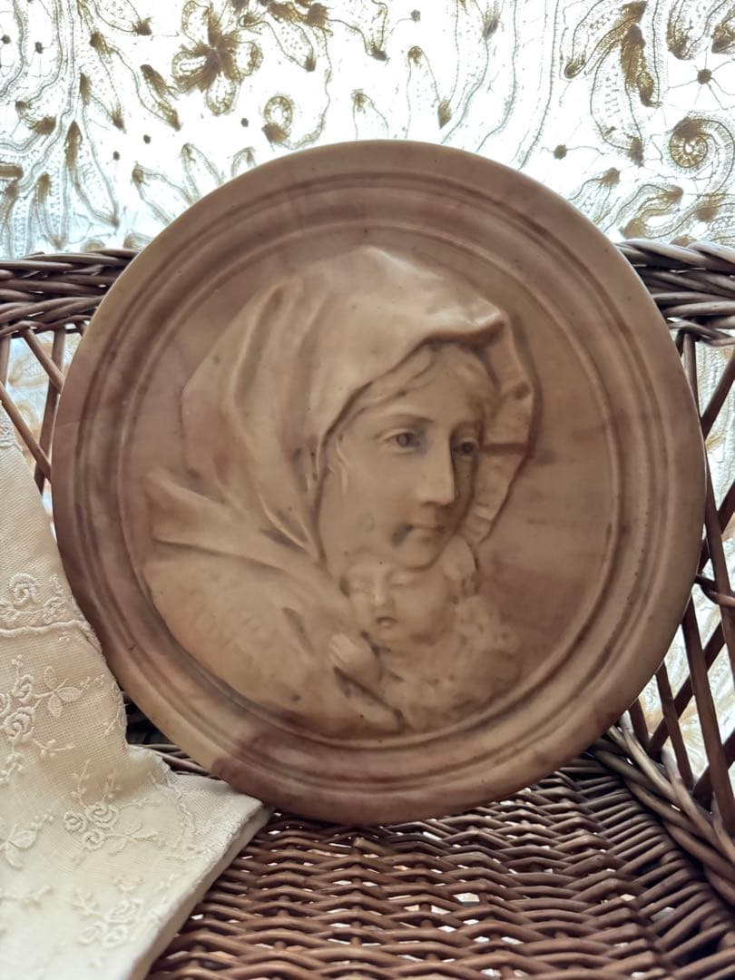 アンティーク 聖母マリアと幼子イエスの石膏壁掛け