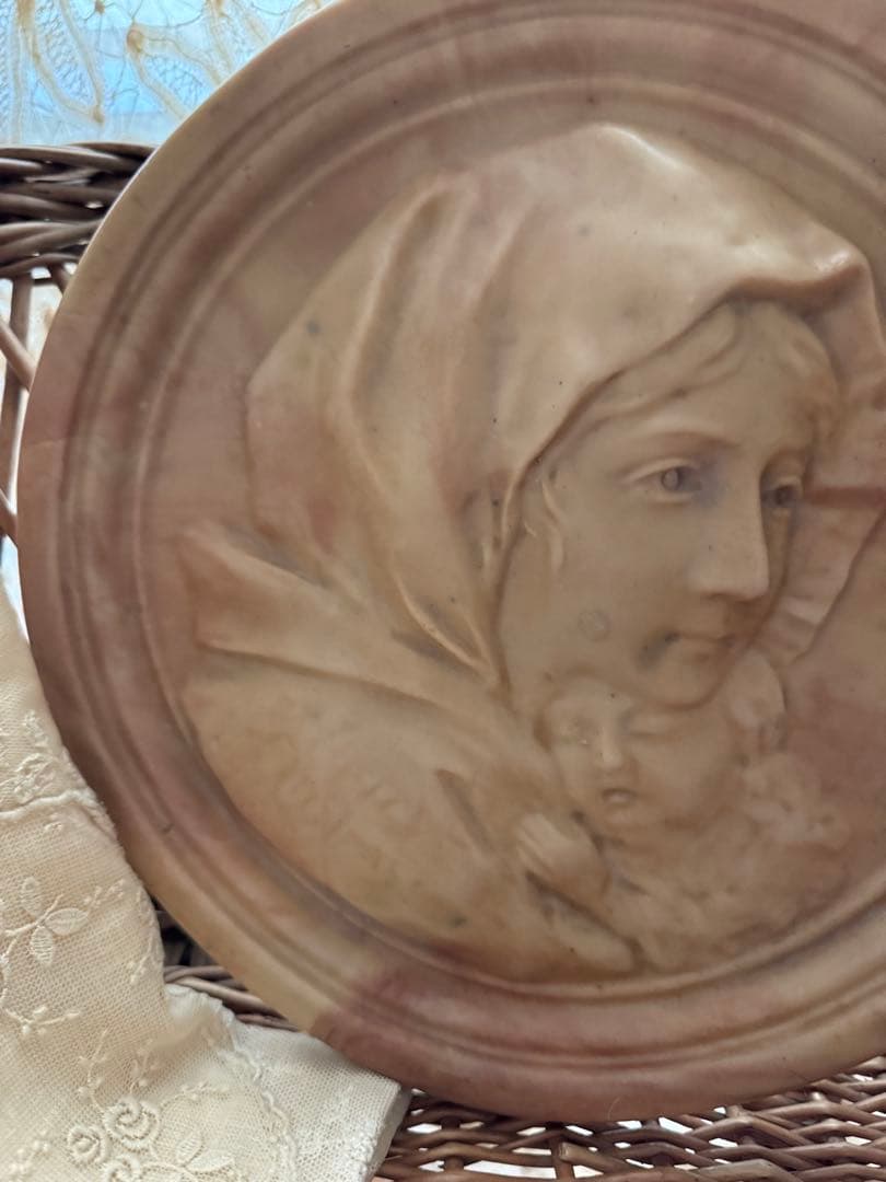 アンティーク 聖母マリアと幼子イエスの石膏壁掛け