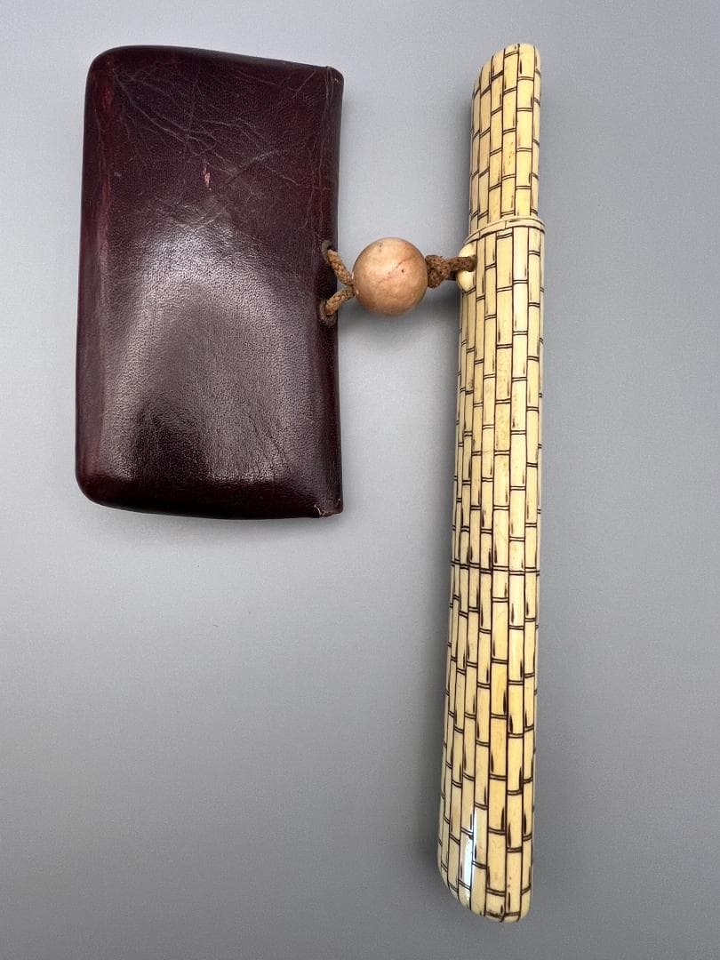 江戸明治時代　生肖図　金銀象嵌　極上骨製手彫キセル入れ　大玉根〆　銀製キセル