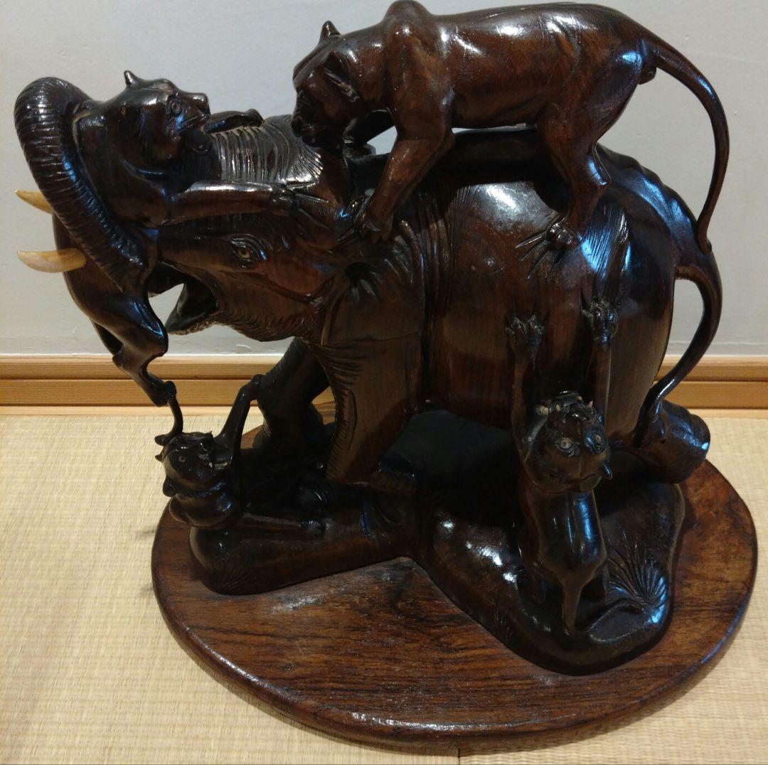 木製彫刻 象と虎のアート