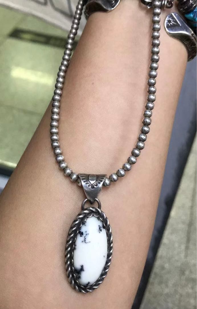 【期間限定値下げ】ターコイズ・ペンダント　ホワイトバッファロー 　tn718