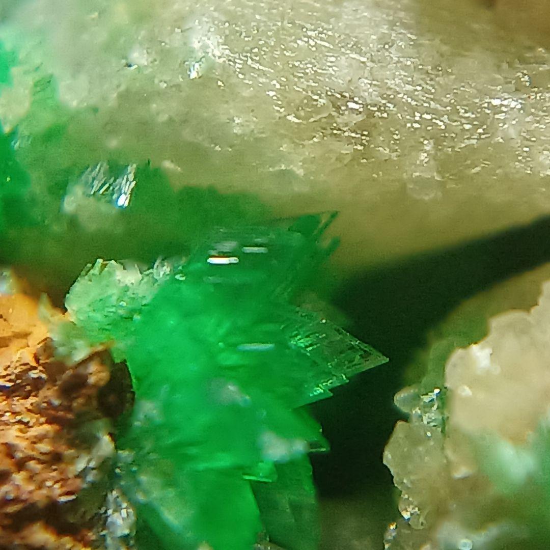 ニッケル華　原石　アナバーガイト　Annaberigite　カルサイト　鉱物標本