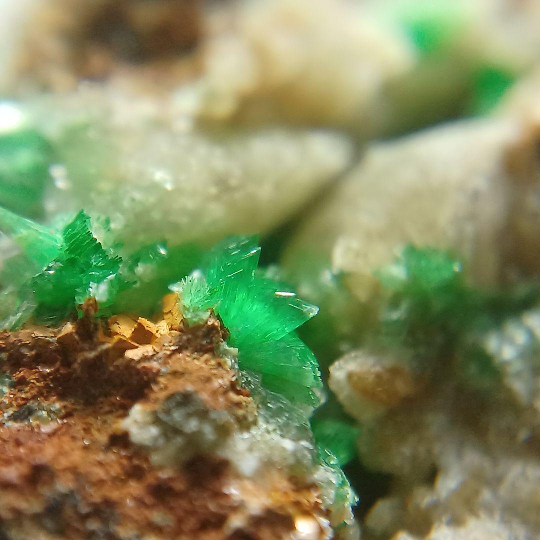 ニッケル華　原石　アナバーガイト　Annaberigite　カルサイト　鉱物標本