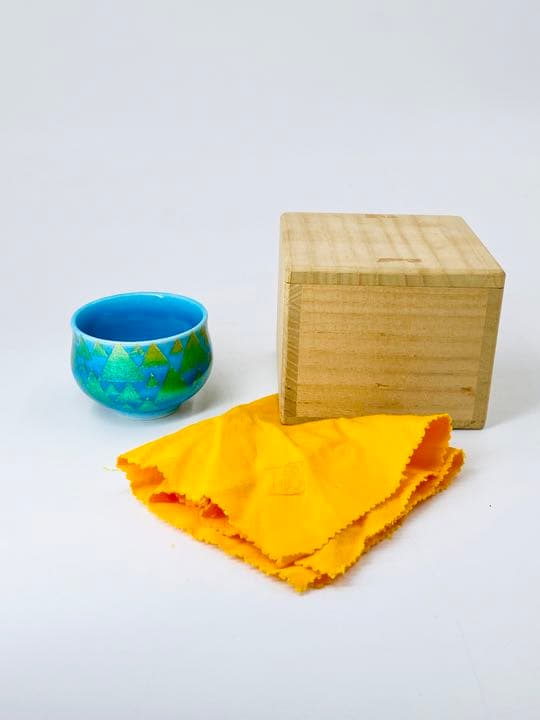 酒器【小野珀子 】釉裏金彩　ぐい呑み　桐共箱　共布　底部在銘　盃