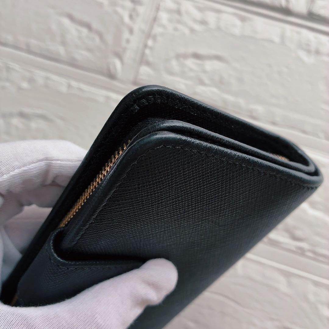 【美品】PRADA ブラックレザー 二つ折り財布 サフィアーノ　黒　ファスナー付