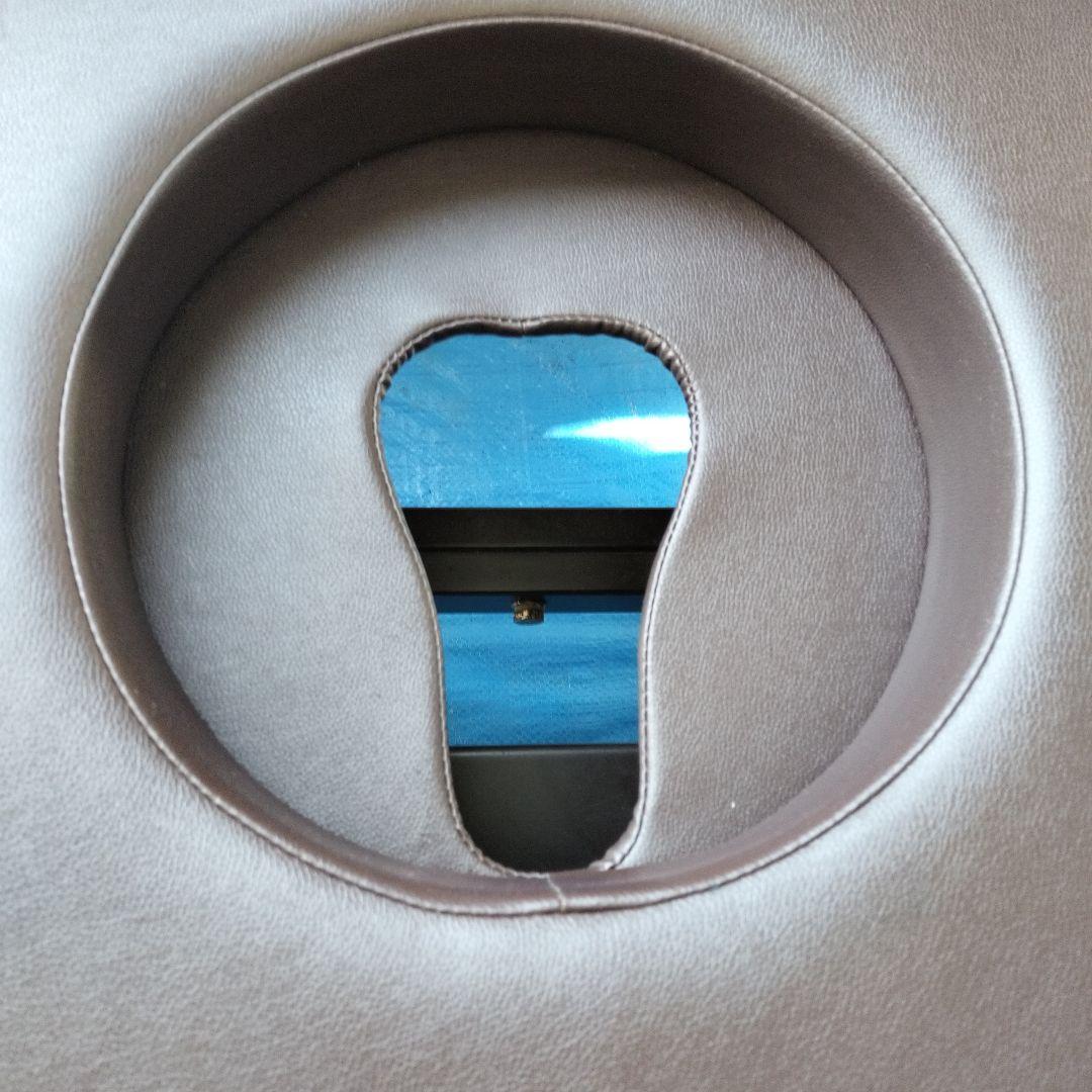 エステサロン・マッサージ用ベッド（上下手動）中古品脚・フレームに錆有り