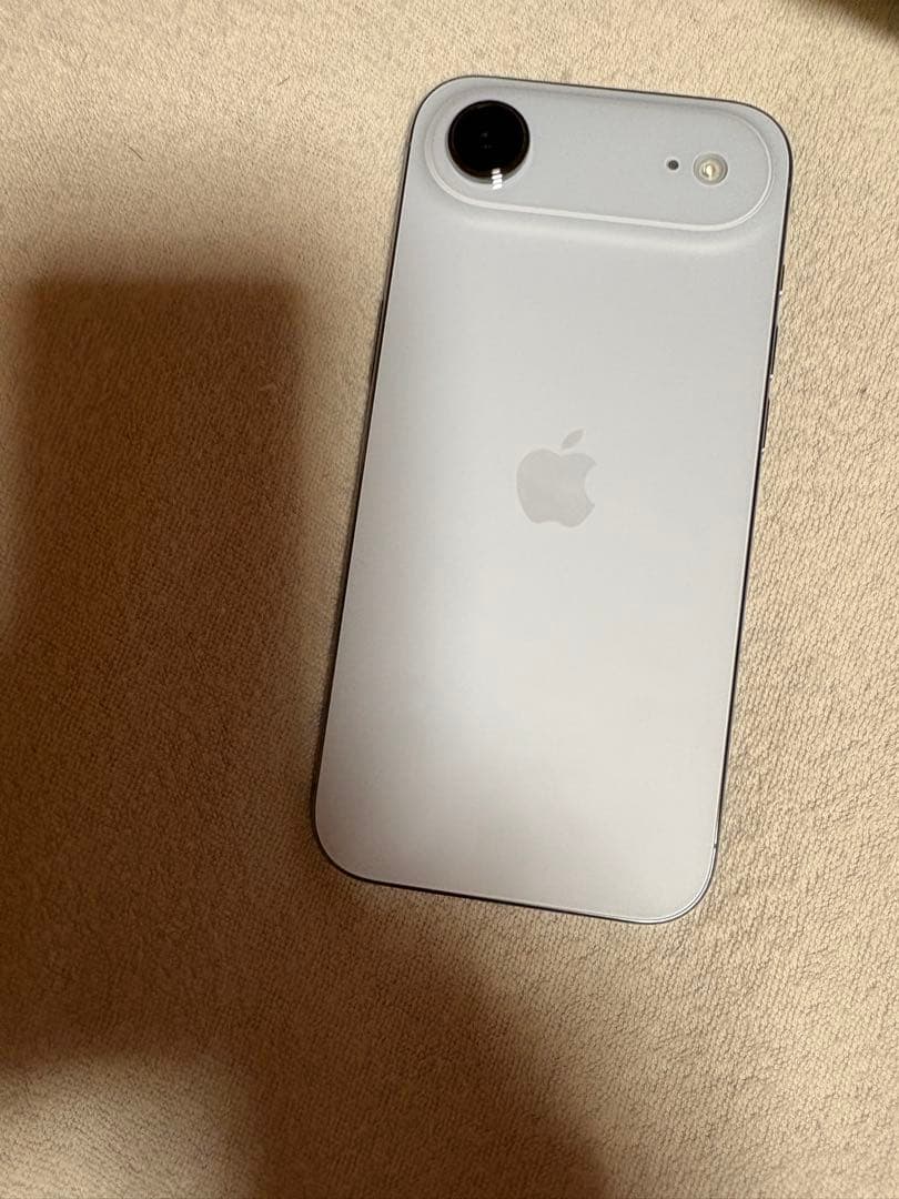 iPhone Air 256GB スカイブルー バンパー、ボディストラップ付き