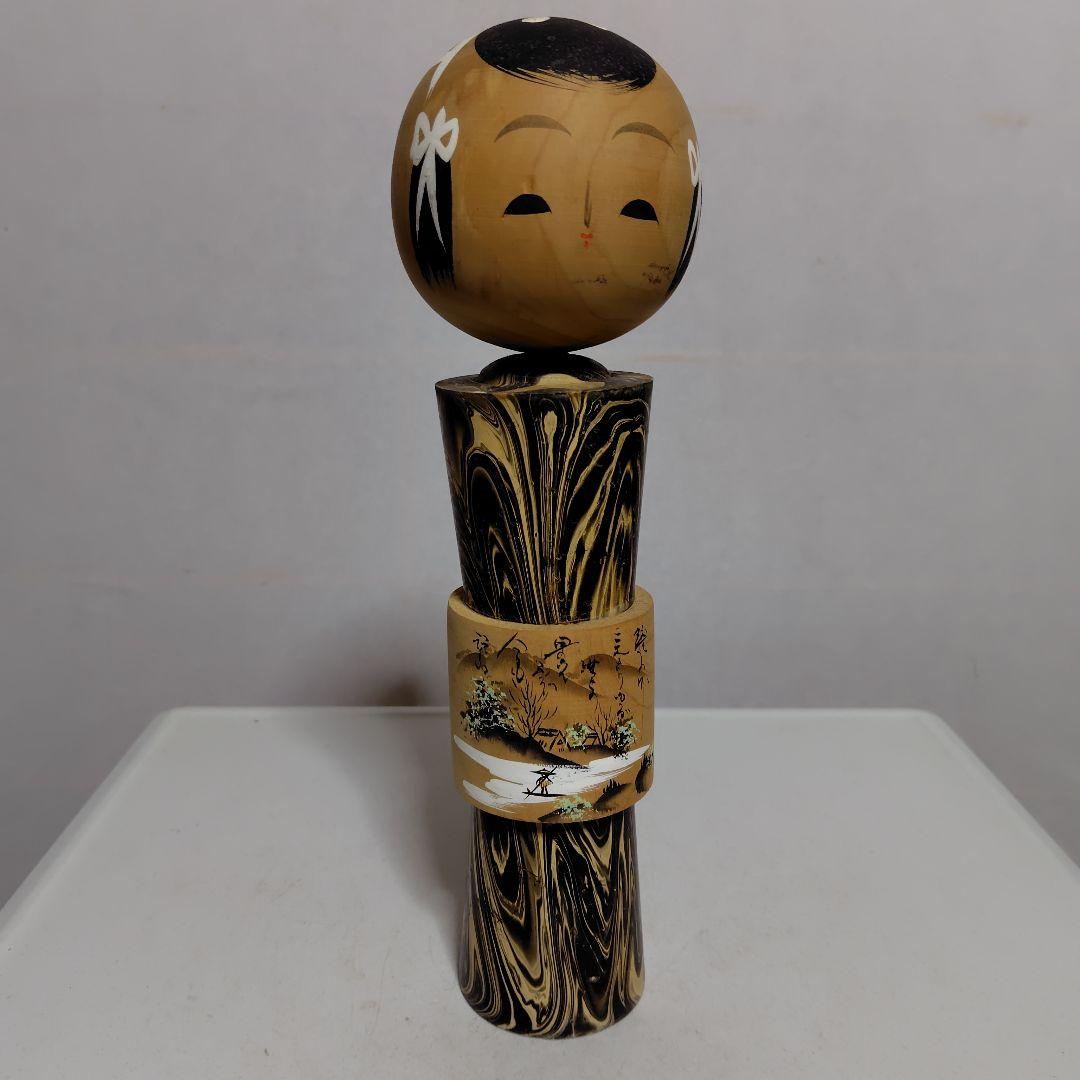 顔が優しい小芥子です。身体の帯が歴史です。