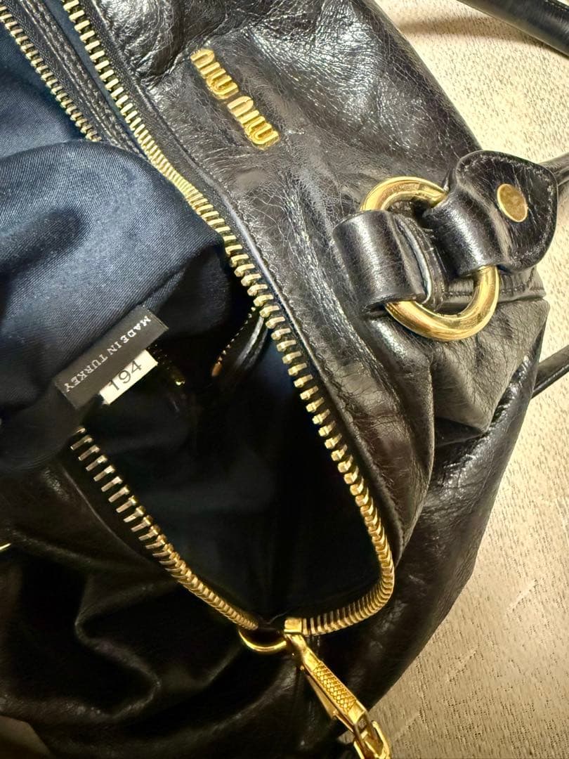 ミュウミュウ￼黒レザーショルダーバッグ ゴールド金具