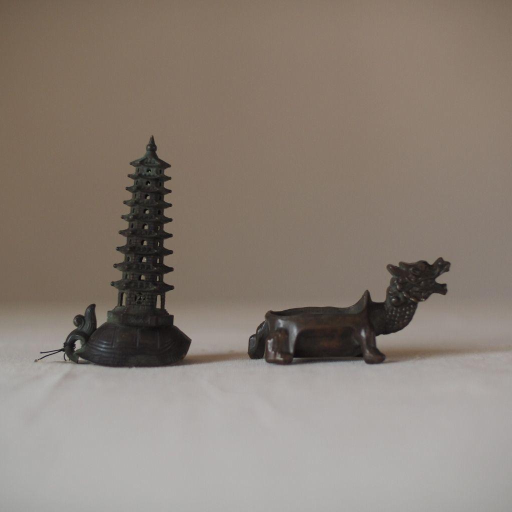 亀と五重塔の金属工芸品 古道具 骨董