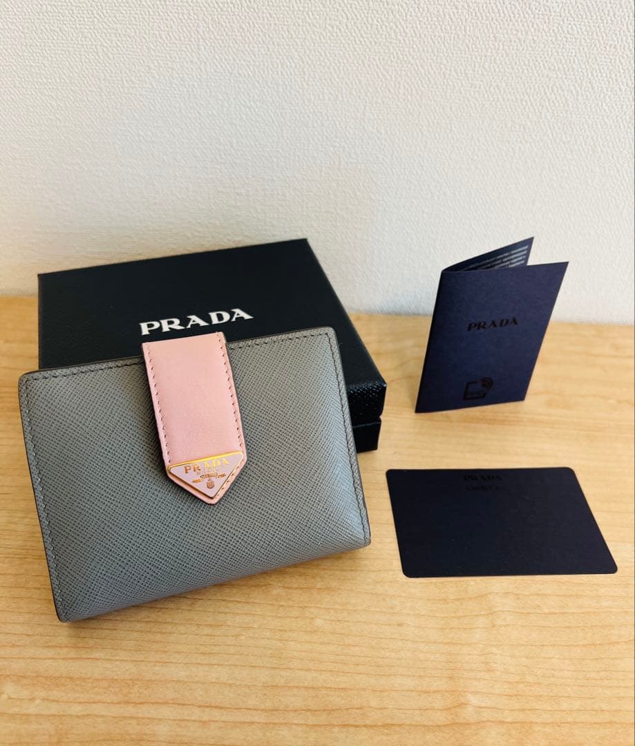 【確約】PRADA 人気の二つ折り財布 グレー/ピンク