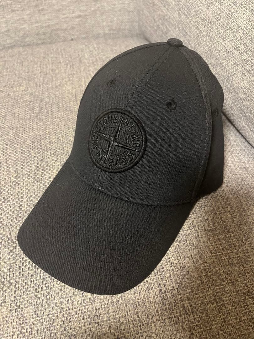 ストーンアイランドブラック ベースボールキャップ 刺繍ロゴ付き