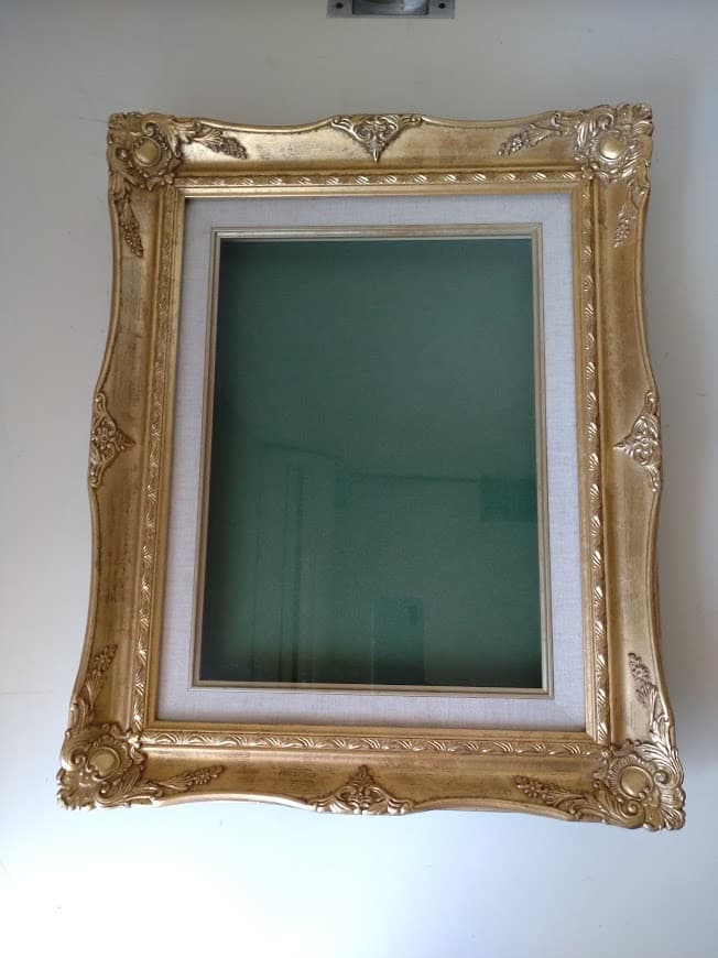 PF5　金色装飾の額縁（４７x３８cm）