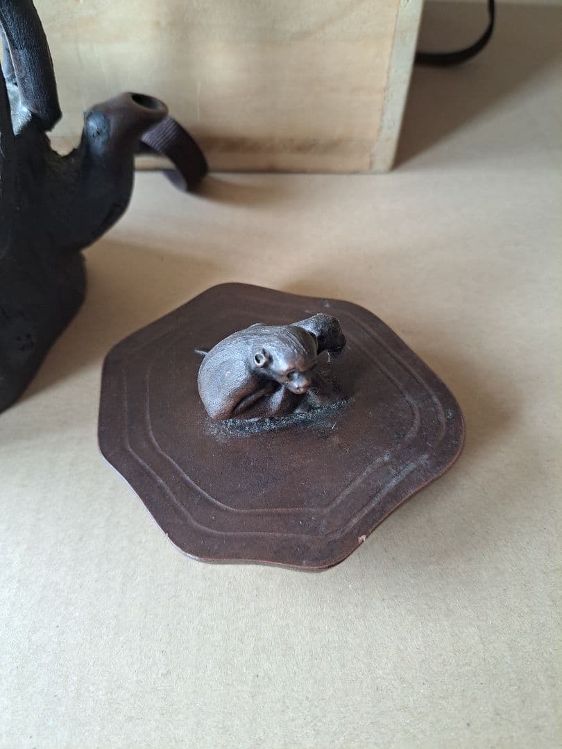 古い中国茶器　5匹の猿と切り株