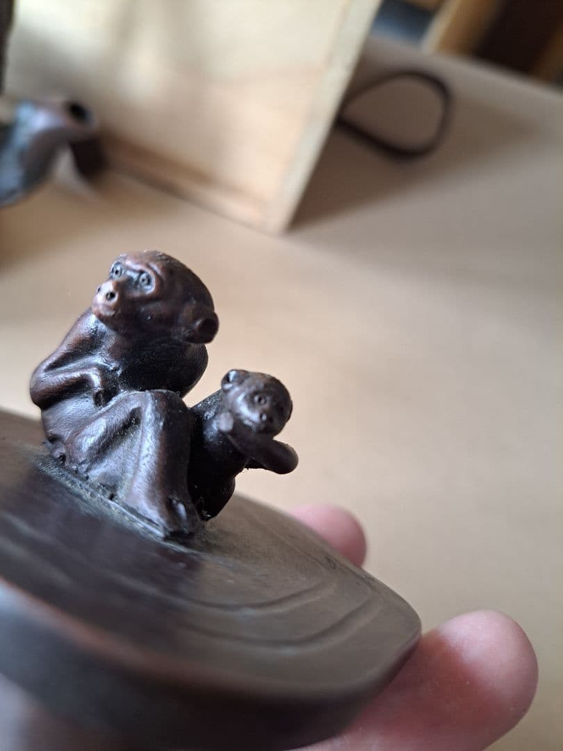 古い中国茶器　5匹の猿と切り株