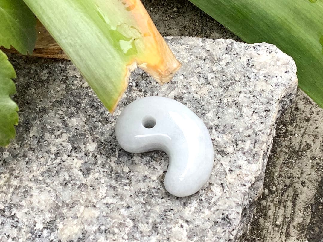 ✳神からの授かり　糸魚川翡翠勾玉　濃いめの白肌　機械鑑定書付の極上品質‼️