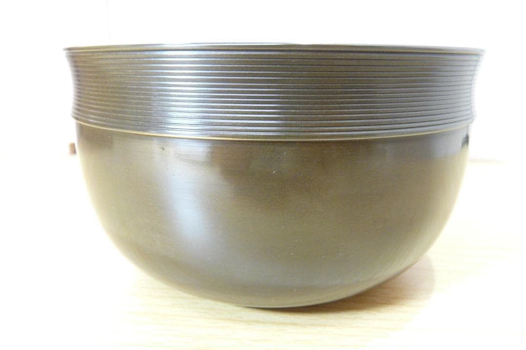 京釜師　十五代 大西清右衛門（浄心） 造　唐銅 糸目建水【千家十職】