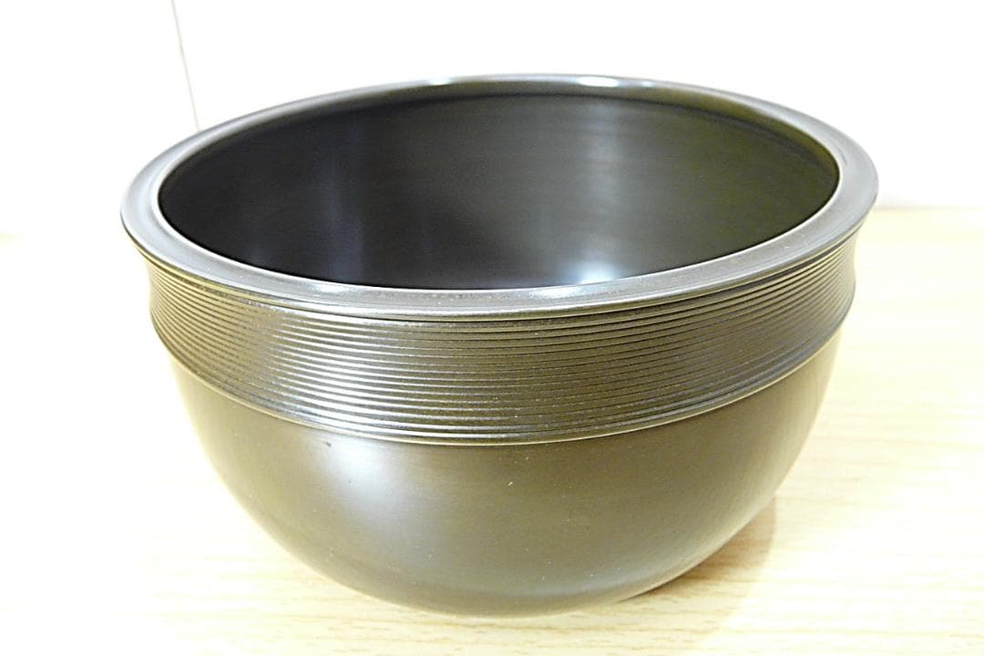 京釜師　十五代 大西清右衛門（浄心） 造　唐銅 糸目建水【千家十職】