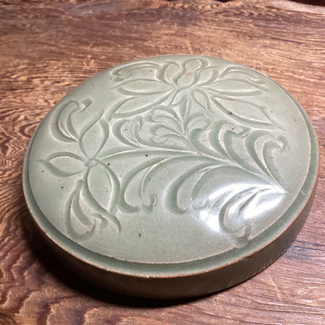 南宋青磁　牡丹と唐草文　蓋物