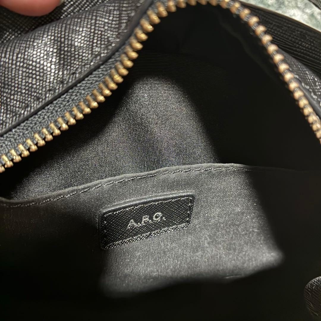 美品　A.P.C. Demi-Lune バッグ ショルダー　エンボス　黒