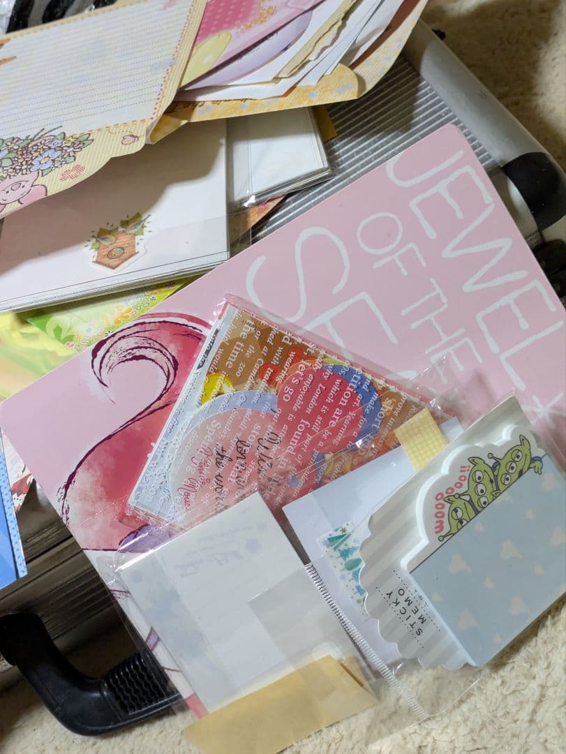 ディズニーメモ帳５０００枚以上数えきりません。下の方にも珍しいのあり。重いです。