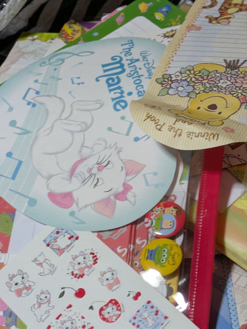 ディズニーメモ帳５０００枚以上数えきりません。下の方にも珍しいのあり。重いです。