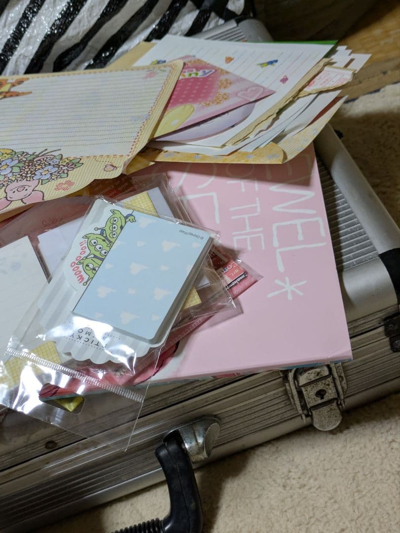 ディズニーメモ帳５０００枚以上数えきりません。下の方にも珍しいのあり。重いです。