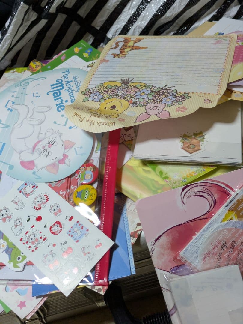 ディズニーメモ帳５０００枚以上数えきりません。下の方にも珍しいのあり。重いです。