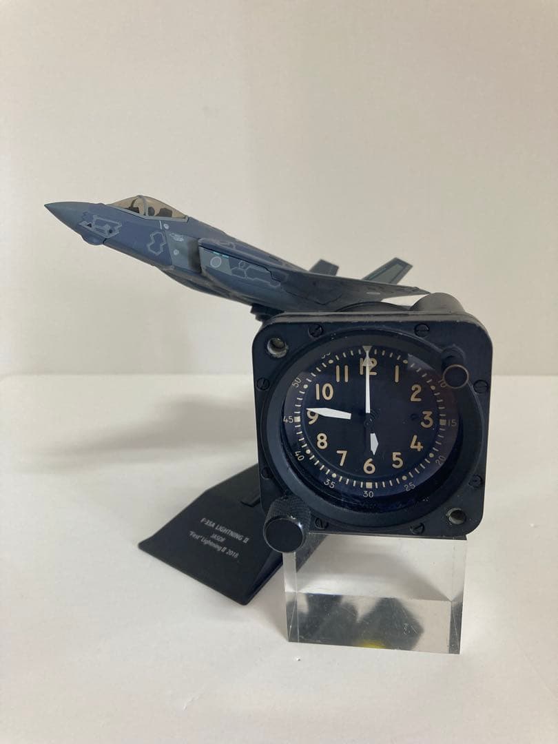 ミニチュア戦闘機とコックピット時計(不動)