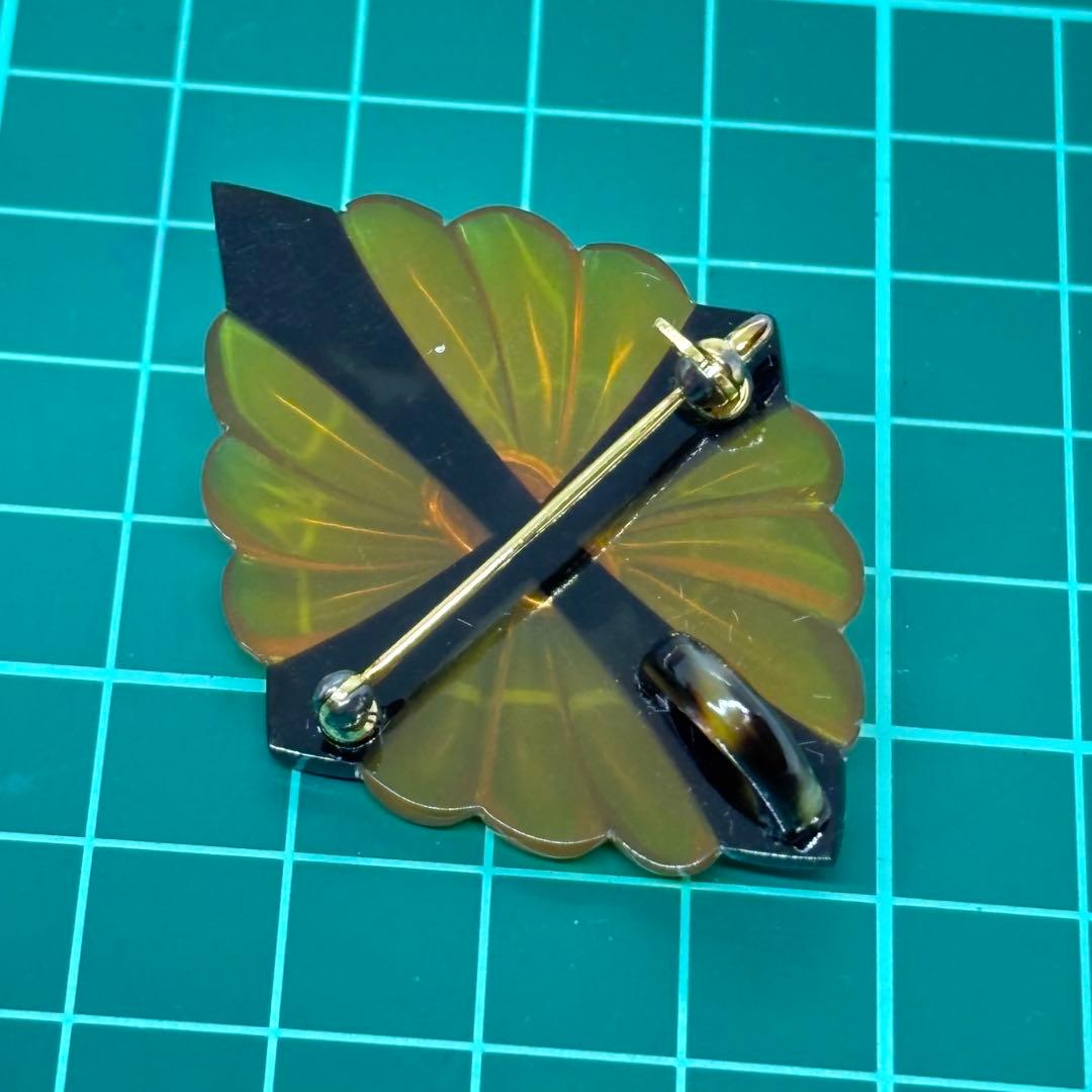 111405 本鼈甲　白甲　黒甲　k18 血赤珊瑚　花芯　ネックレス兼ブローチ