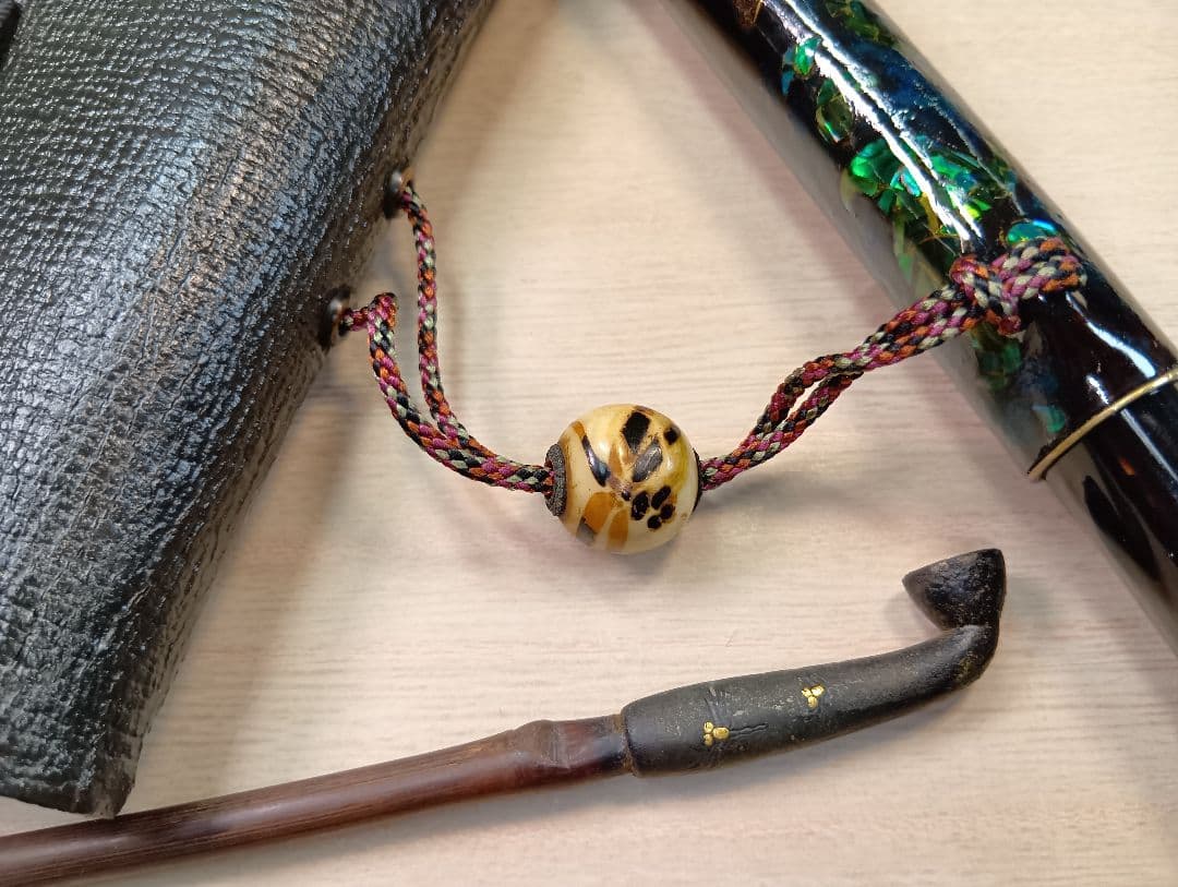 煙草入／蜻蛉前金具／草花図漆蒔絵螺鈿細工